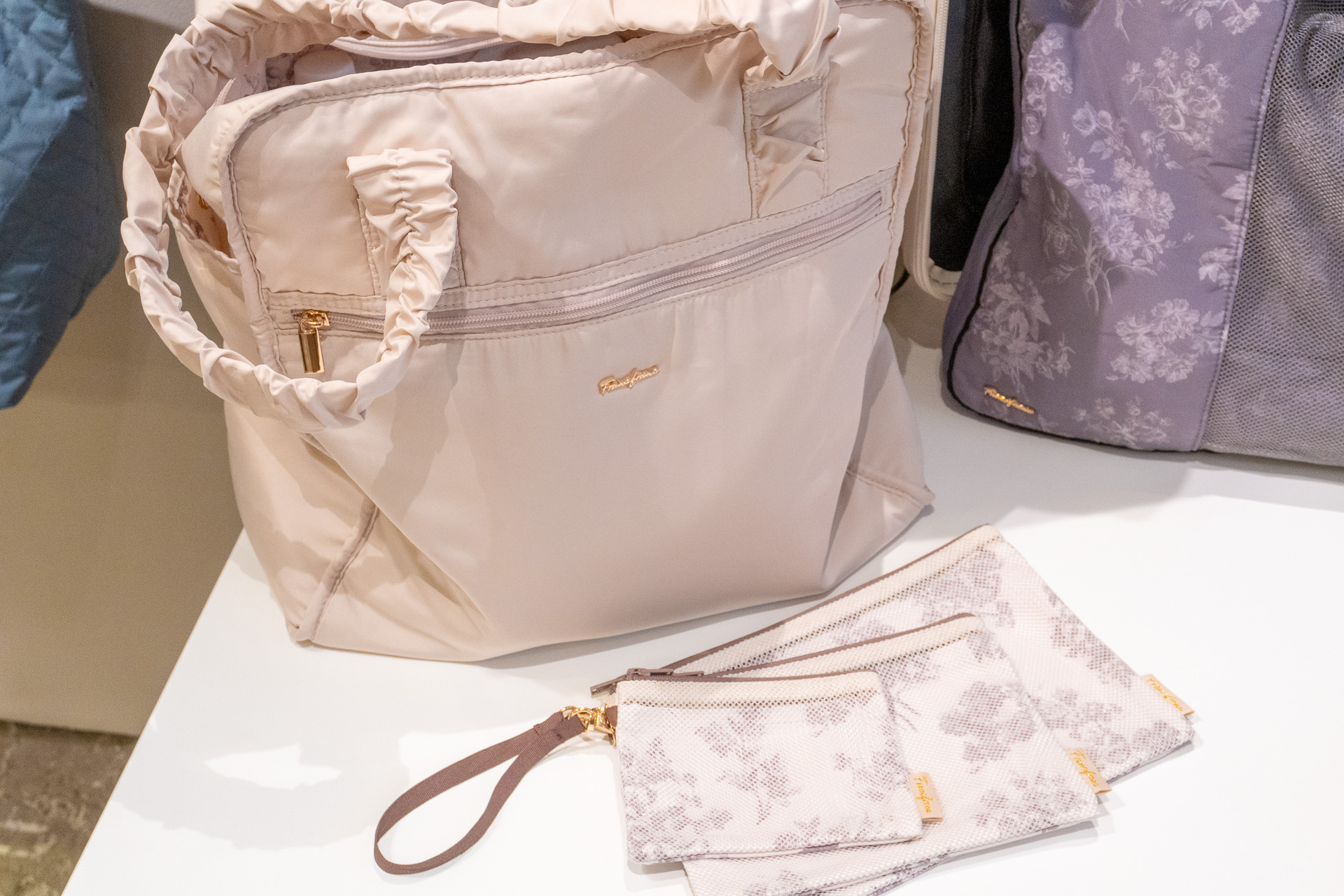 こちらは1泊2日の旅行にちょうどいい「クラシックフラワー トラベルバッグ S」（5900円）。スリム設計ながら見た目以上に収納力があり、スーツケースの上に固定できるキャリーオンバッグ仕様で、撥水加工も施してある。マザーズバッグにもお勧めという