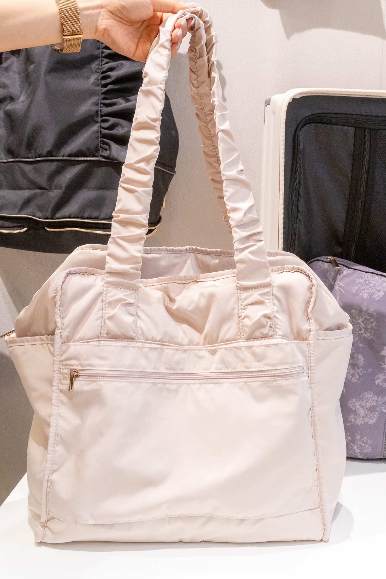 こちらは1泊2日の旅行にちょうどいい「クラシックフラワー トラベルバッグ S」（5900円）。スリム設計ながら見た目以上に収納力があり、スーツケースの上に固定できるキャリーオンバッグ仕様で、撥水加工も施してある。マザーズバッグにもお勧めという