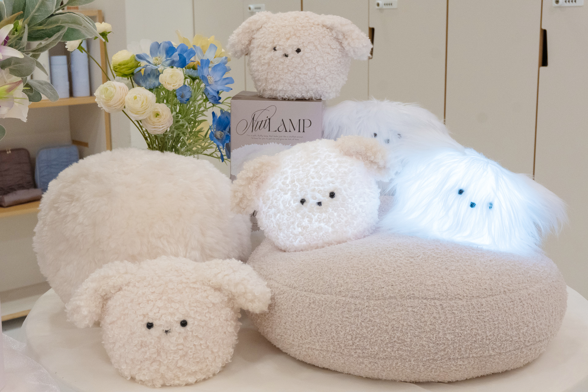 こちらがバズり予想1位商品の「ぬいランプ」（3200円）。毛足の長さが異なる2種類のわんちゃんで、ぬいぐるみのような柔らかさと愛らしさ