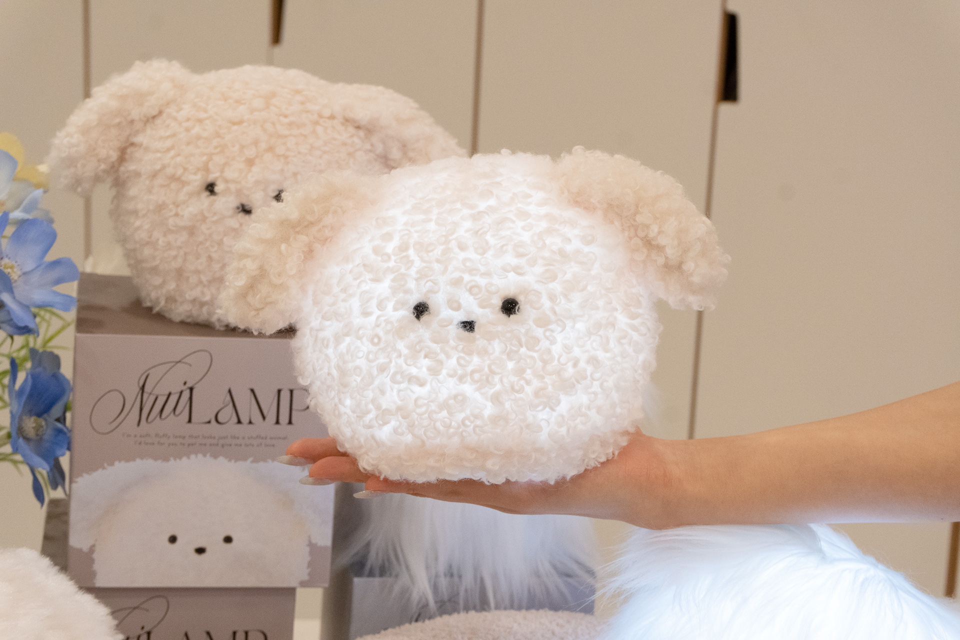 こちらがバズり予想1位商品の「ぬいランプ」（3200円）。毛足の長さが異なる2種類のわんちゃんで、ぬいぐるみのような柔らかさと愛らしさ