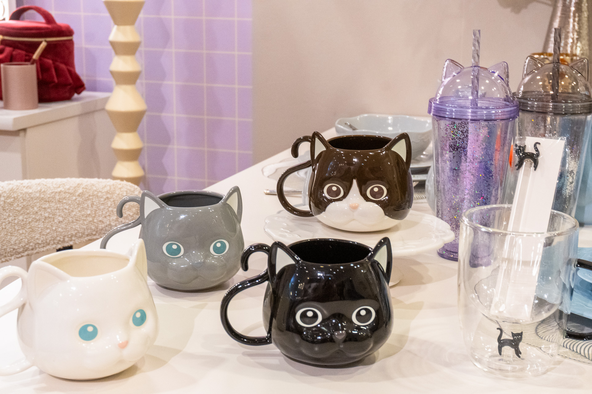 ハロウィンアイテムは猫モチーフが充実。黒猫やハチワレなど4種類の「キャットマジックマグ」（1900円）に、猫耳ふた付きの「キャットプラスチックタンブラー」（1400円）など