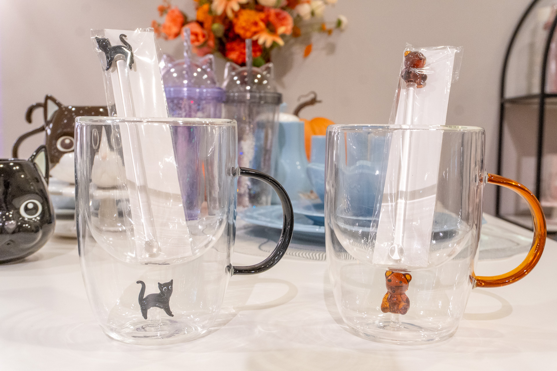 ハロウィン限定のダブルウォールグラス（1900円）とマドラー（700円）もイチオシ。黒猫とテディベアの2種類