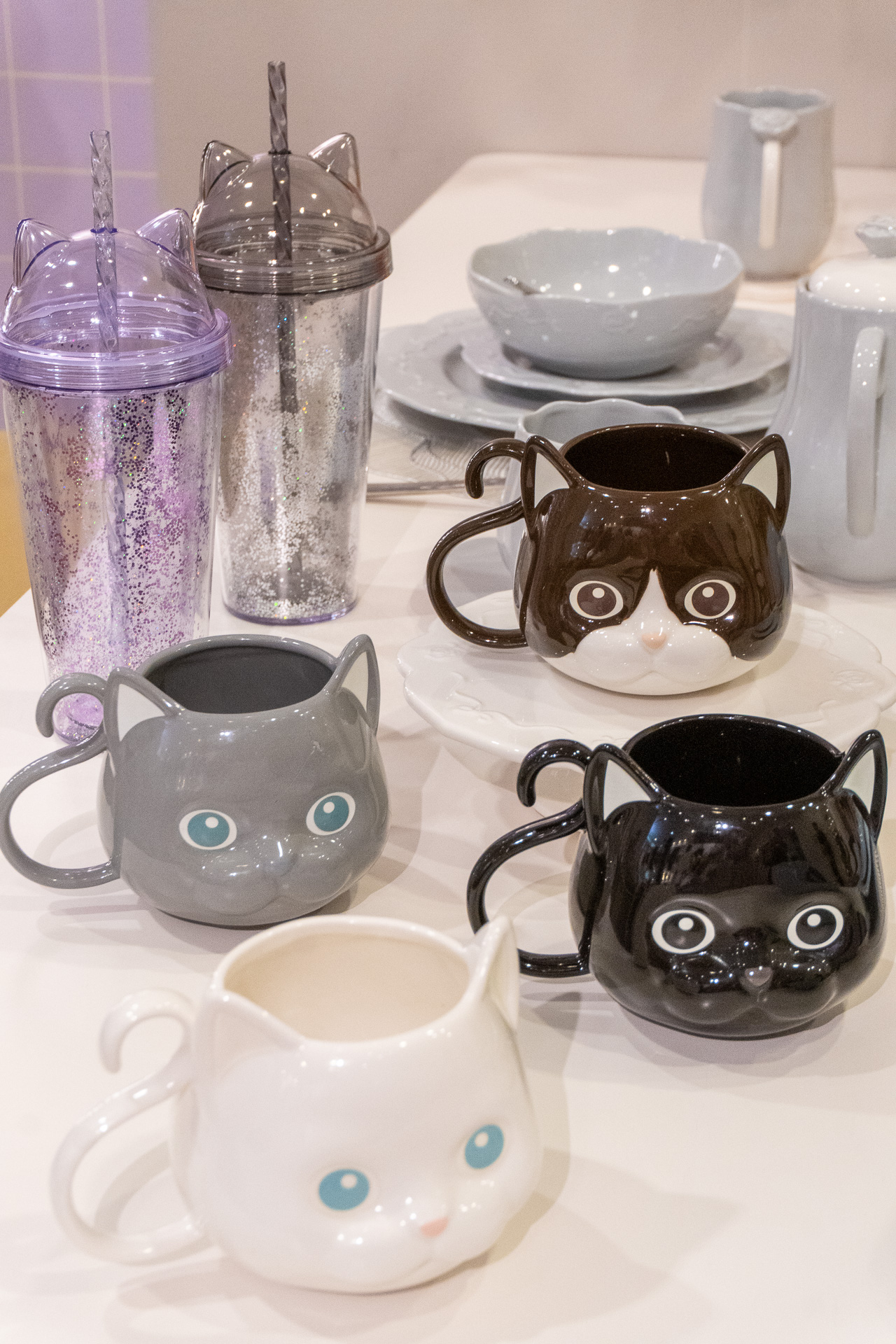 これはビジュよすぎ……！　Francfrancのハロウィン商品「キャットマジックマグ」（1900円）。オールシーズン使える秀逸デザインに、実は隠しギミックも