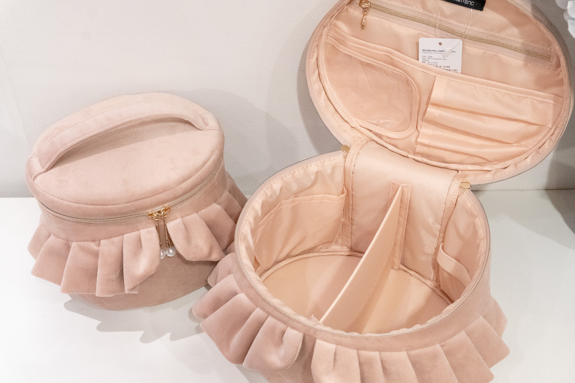 大胆なフリルとベロア生地、小さく揺れるパールがレトロかわいい大容量メイクボックス（4500円）とポーチ（2500円）、スタンド付きブラシセット（3400円）。秋のお出かけの準備も気分上がりそう！