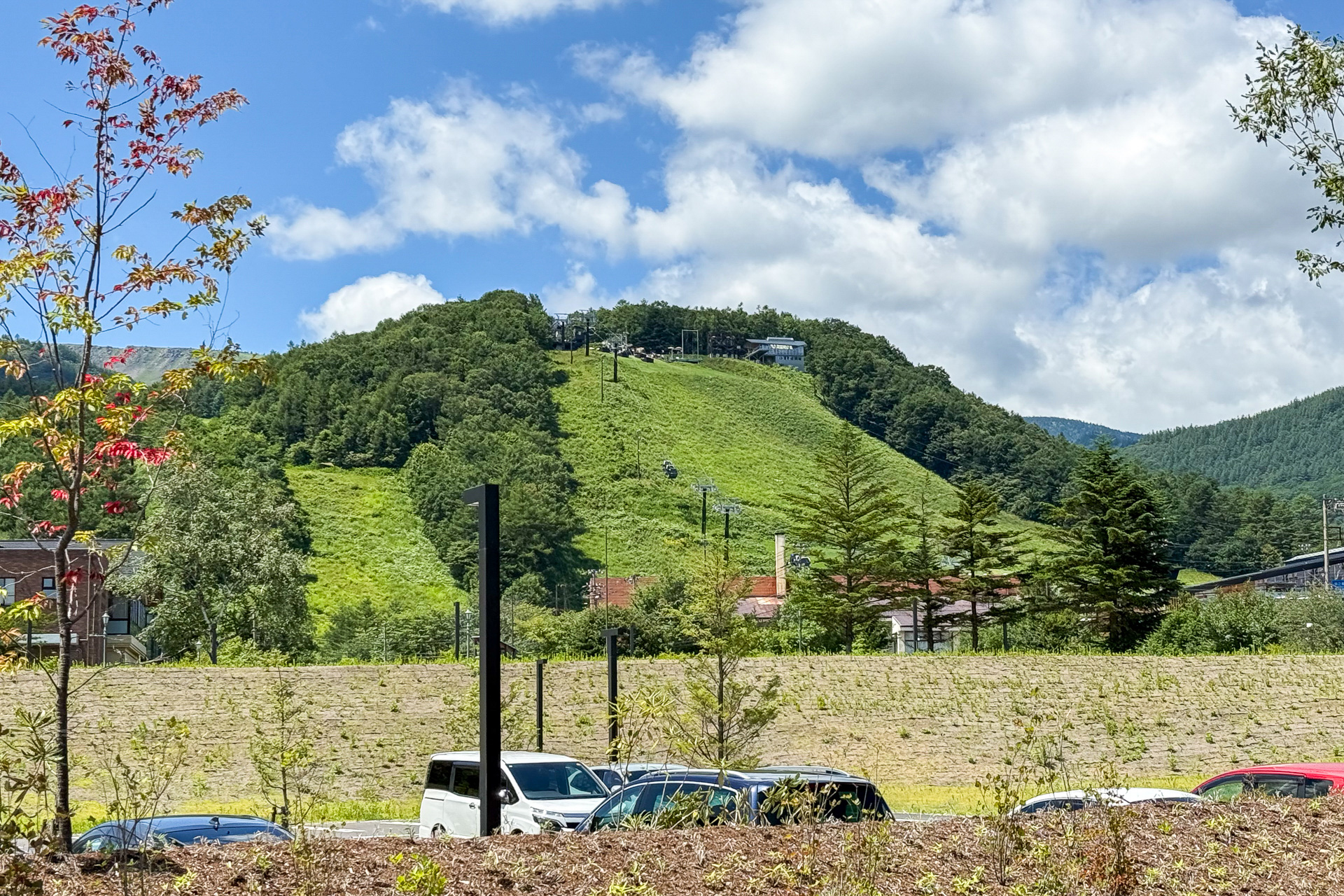 宿から歩いてすぐ！　目と鼻の先には「草津温泉スキー場」