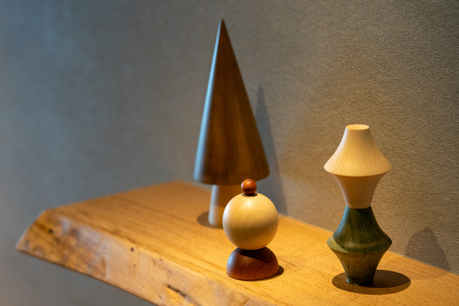 客室入り口で出迎えてくれるのは群馬の伝統工芸である創作こけし