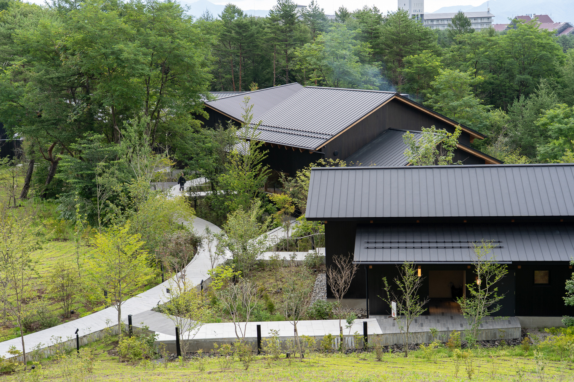3つの建物は、湯小屋棟、ラウンジ棟、ご当地楽棟