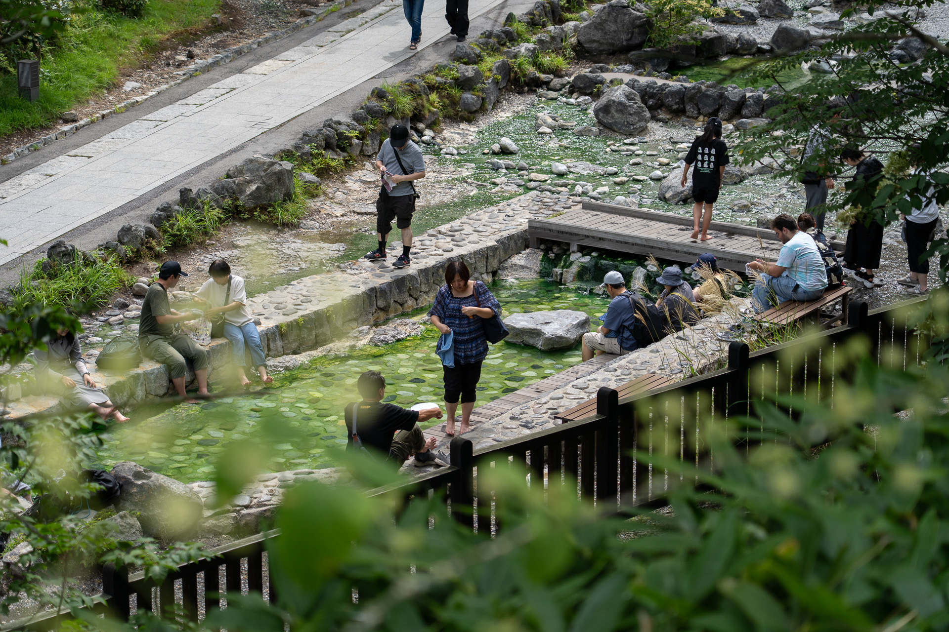 西の河原公園では足湯を楽しむ観光客の姿が