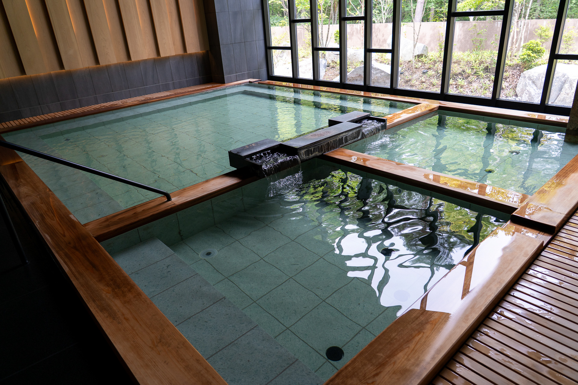 ぬる湯から入って、体を慣らしてからあつ湯へ。界 草津は、この入浴法が自然に実践できるレイアウト