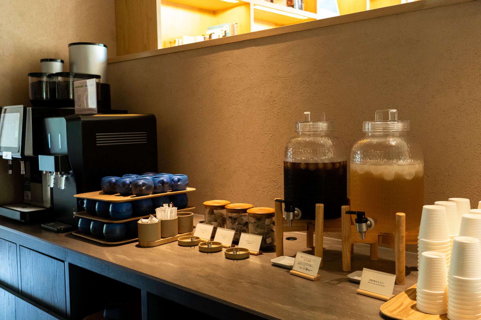各種ドリンクやアイスキャンディはすべて無料