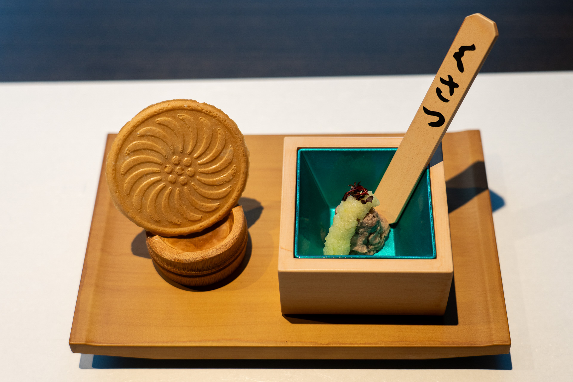 草津伝統の湯もみを見立てた器で提供される先付け