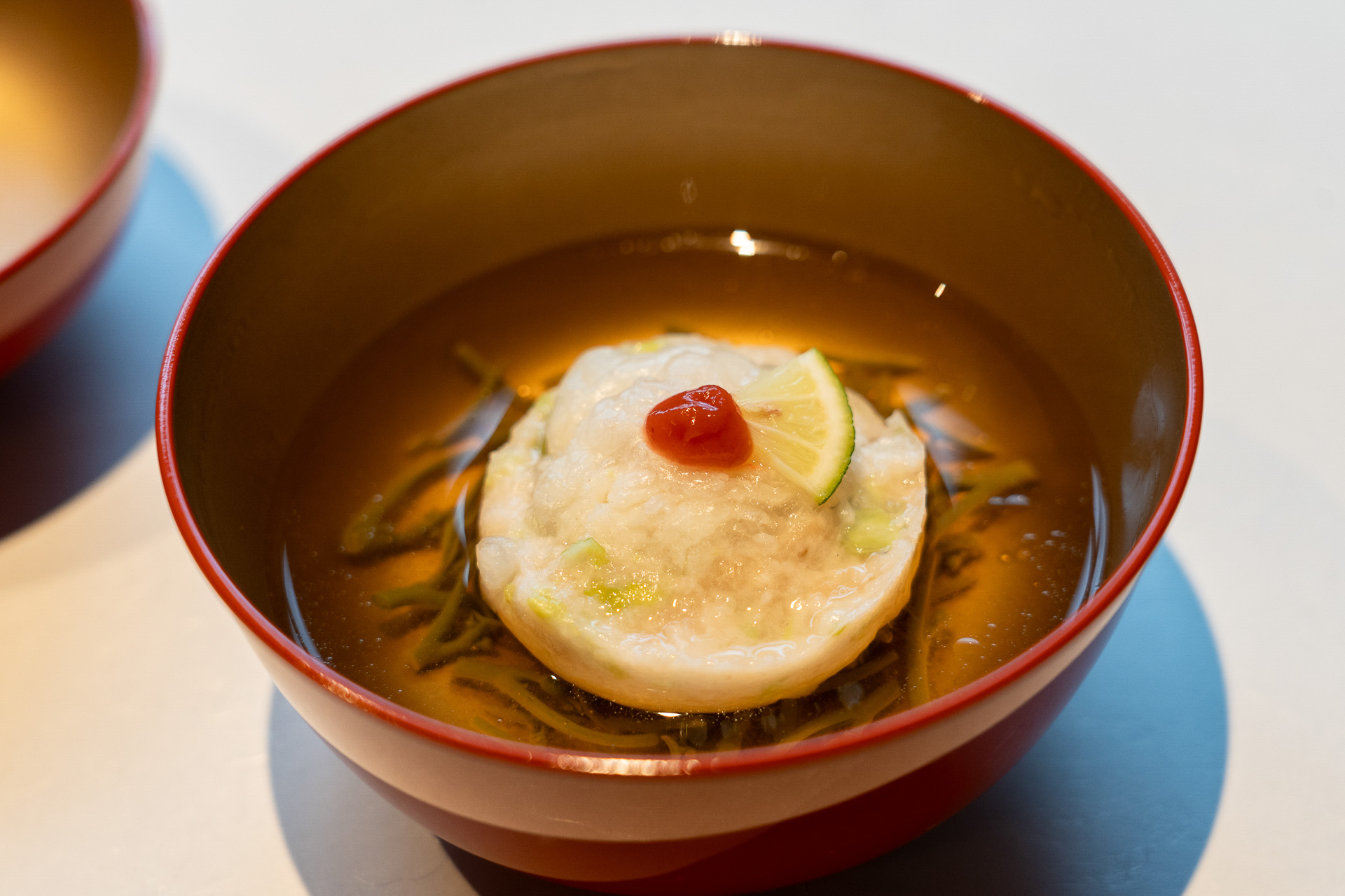 煮物椀は上品なお出汁がふわっと香る「鱧蓮蒸し」