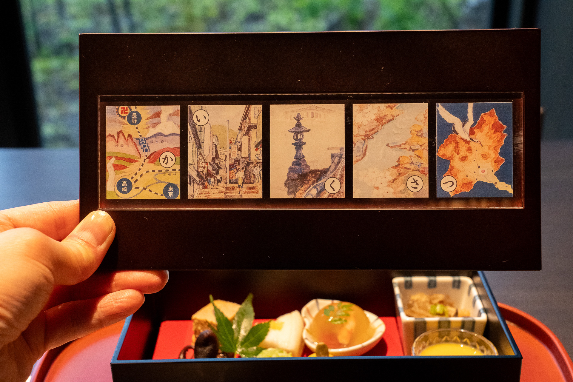 八寸のお重の蓋に「上毛かるた」