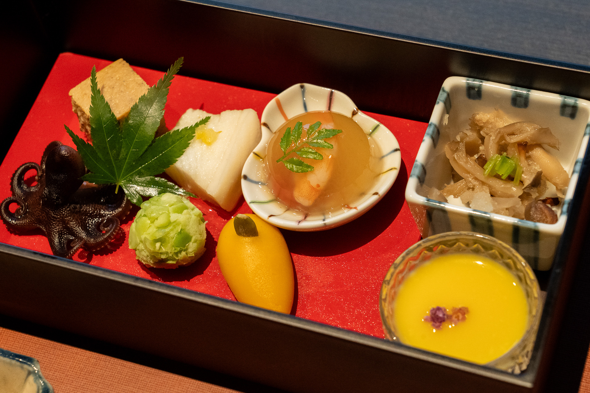 利久南瓜や小蛸の甘露煮、枝豆鹿の子といった、手の込んだ上品な「八寸」がぎっしり