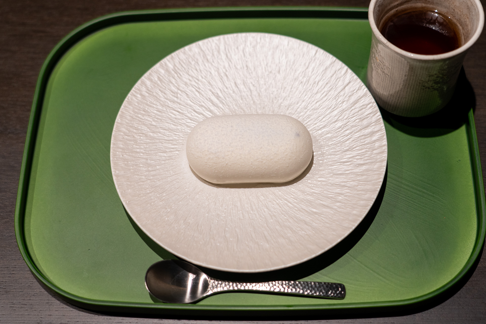 甘味はコロンとかわいらしい「界草津特製 繭玉ムース」