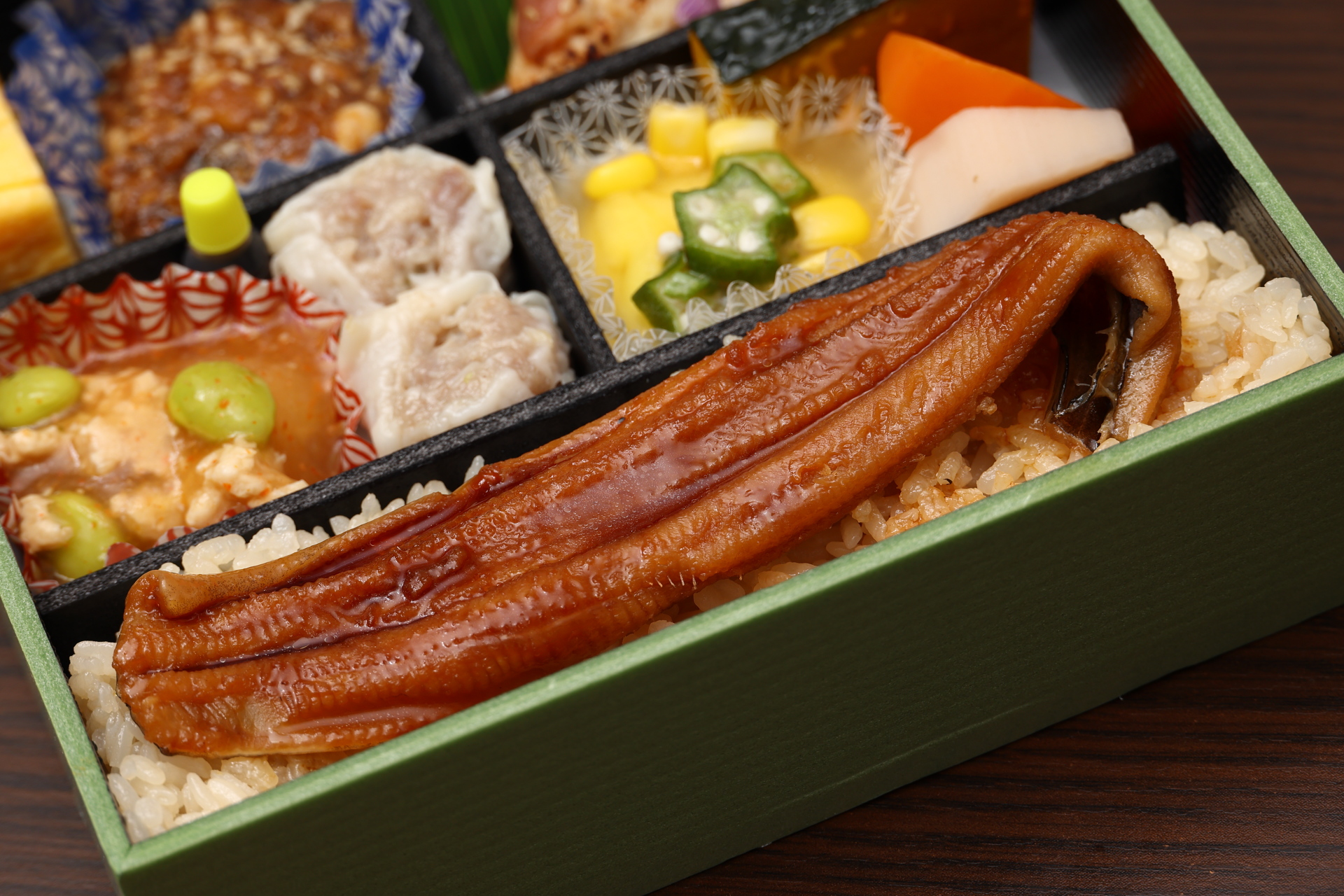 器より大きな穴子は途中で折り返しています。身はふっくらしていて食べ応え十分です