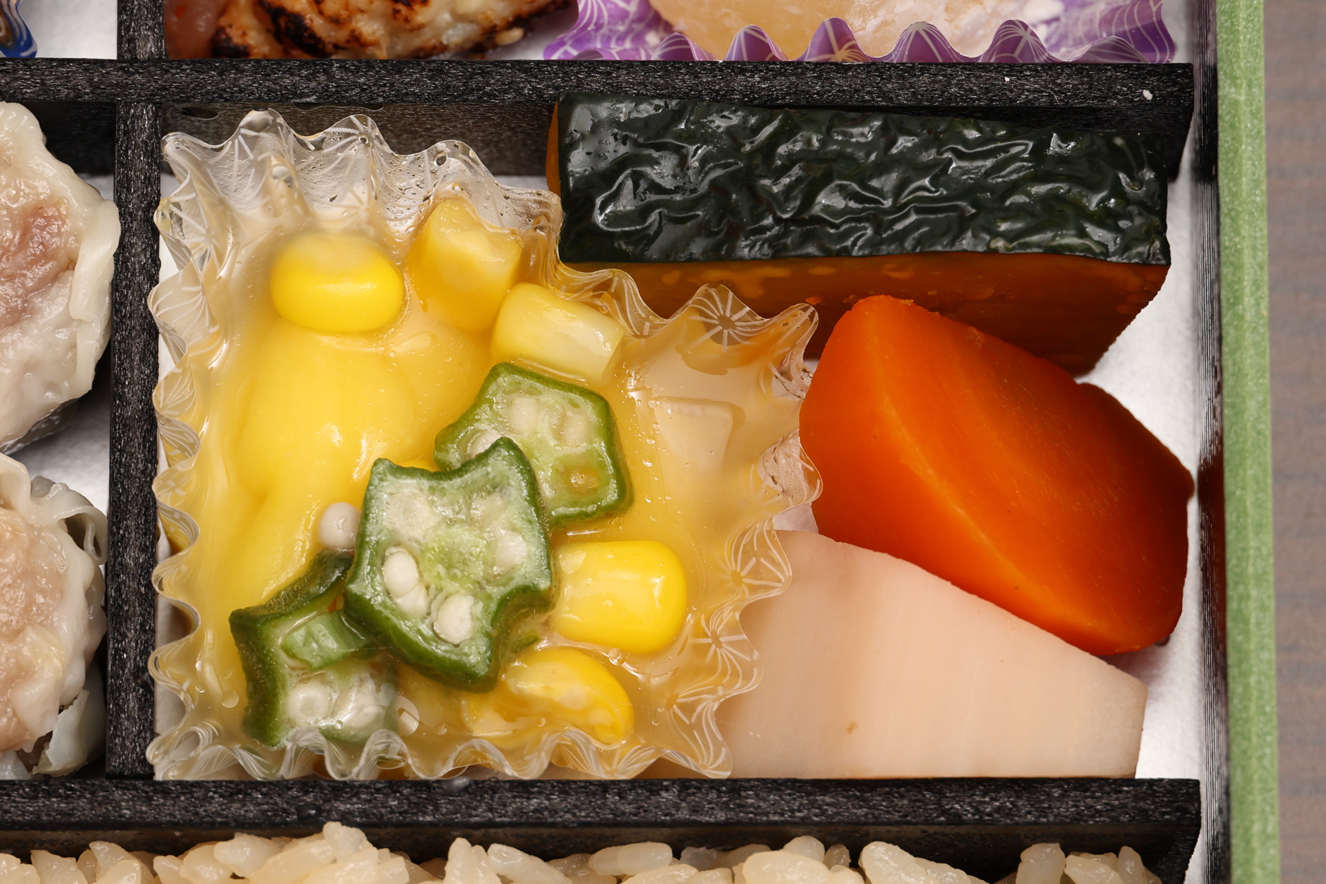 コーンの甘さがしっかりと活きたふわふわ食感の「とうきび豆腐ととうもろこしのあんかけ」。煮物は素材を活かした上品な味わい