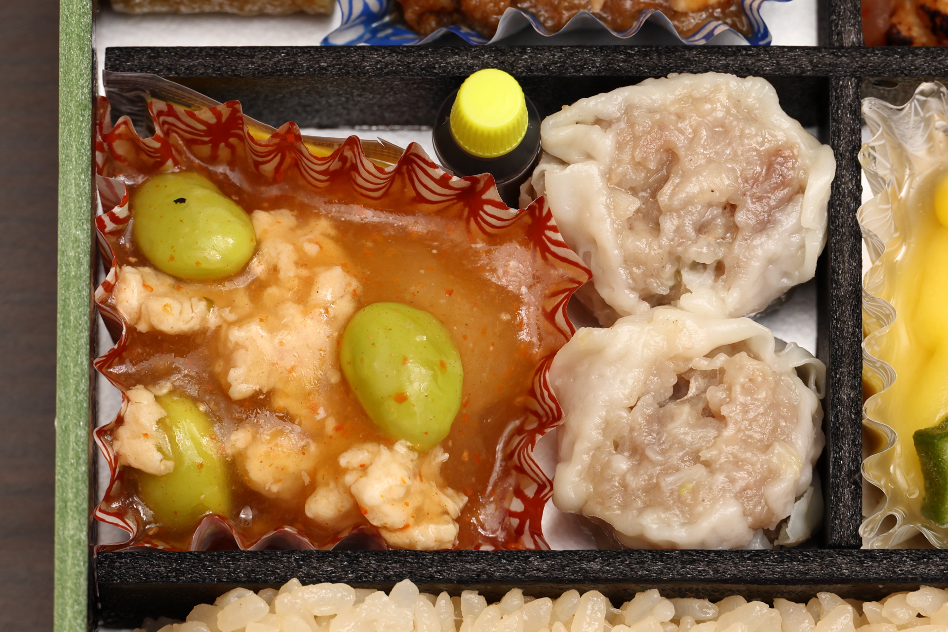 ピリッとした辛味がアクセントの「冬瓜煮 枝豆入り和風ピリ辛そぼろあんかけ」。崎陽軒のお弁当では必須のシウマイは2個