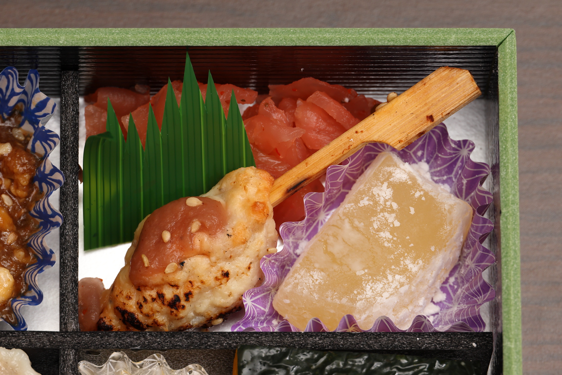 軟骨の食感がいい「鶏つくね串の梅びしおのせ」、紫蘇味のいきた紫蘇入り甘口大根漬け、レモンの爽やかさとレモンピールの味わいが強く、まるで洋菓子のような「瀬戸内レモンのわらび餅」