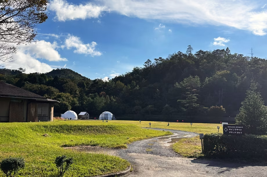 「里山の休日 京都・烟河」は、里山風景を楽しめる京都・亀岡エリア。自家農園の新鮮野菜を使った料理、ウェルカムピザ＆ドリンク、天然ラジウム温泉を楽しめる