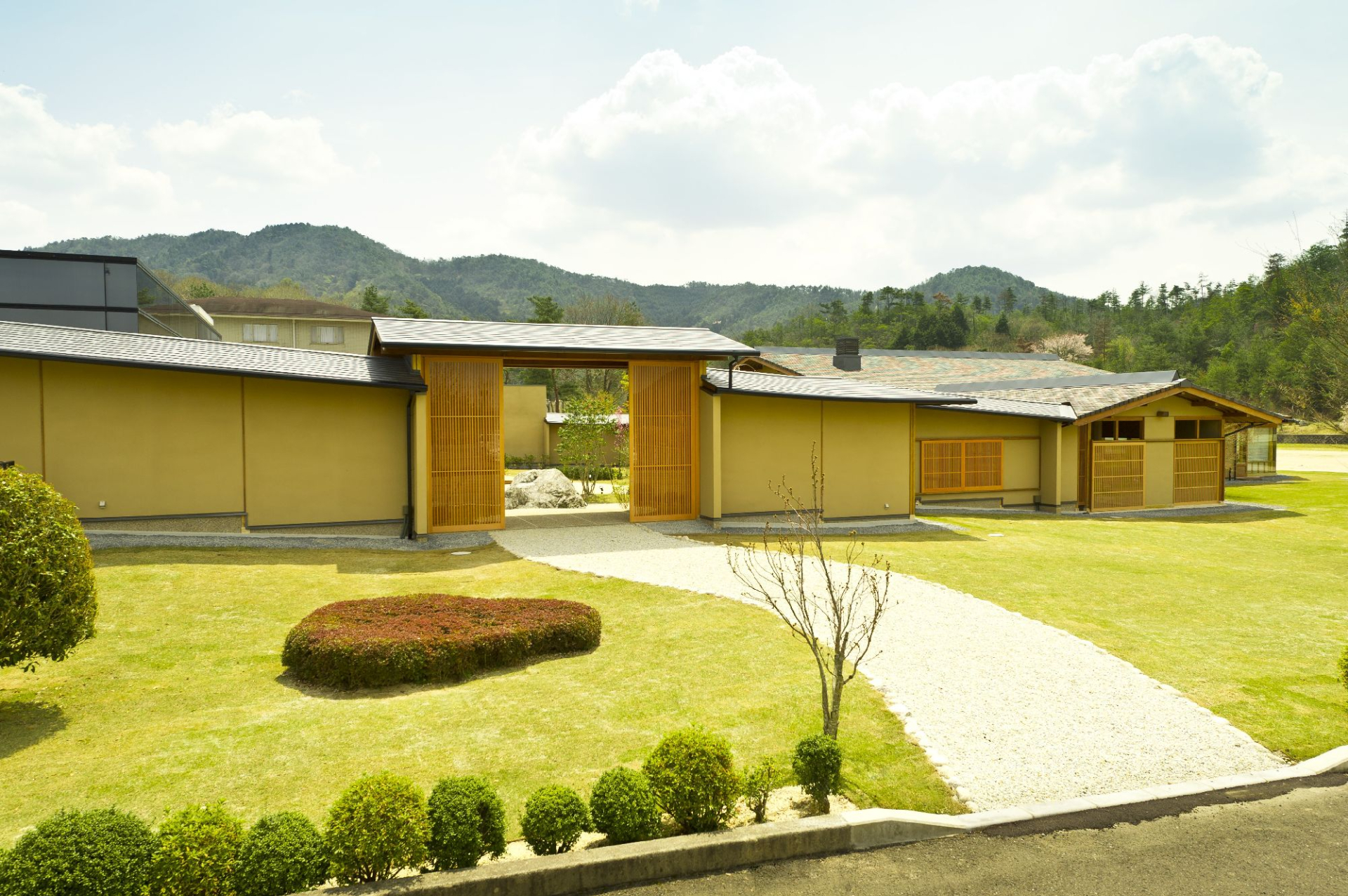「里山の休日 京都・烟河」は、里山風景を楽しめる京都・亀岡エリア。自家農園の新鮮野菜を使った料理、ウェルカムピザ＆ドリンク、天然ラジウム温泉を楽しめる