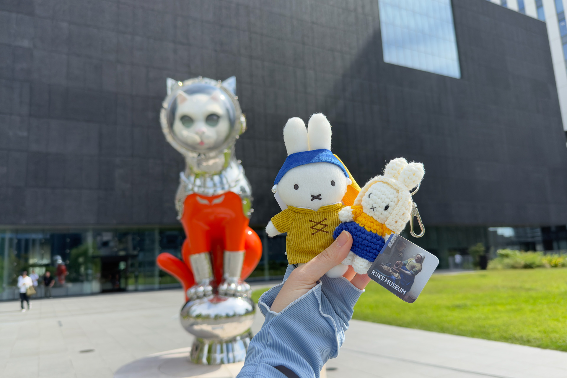 美術館の前で撮影した1枚。2階のミュージアムショップ「dot to dot today」は展示チケットなしでも入店可能で、フェルメールの「牛乳を注ぐ女」に扮したミッフィーのぬいぐるみキーホルダーを取り扱っていた（Just Dutch×アムステルダム国立美術館の限定コラボ商品）