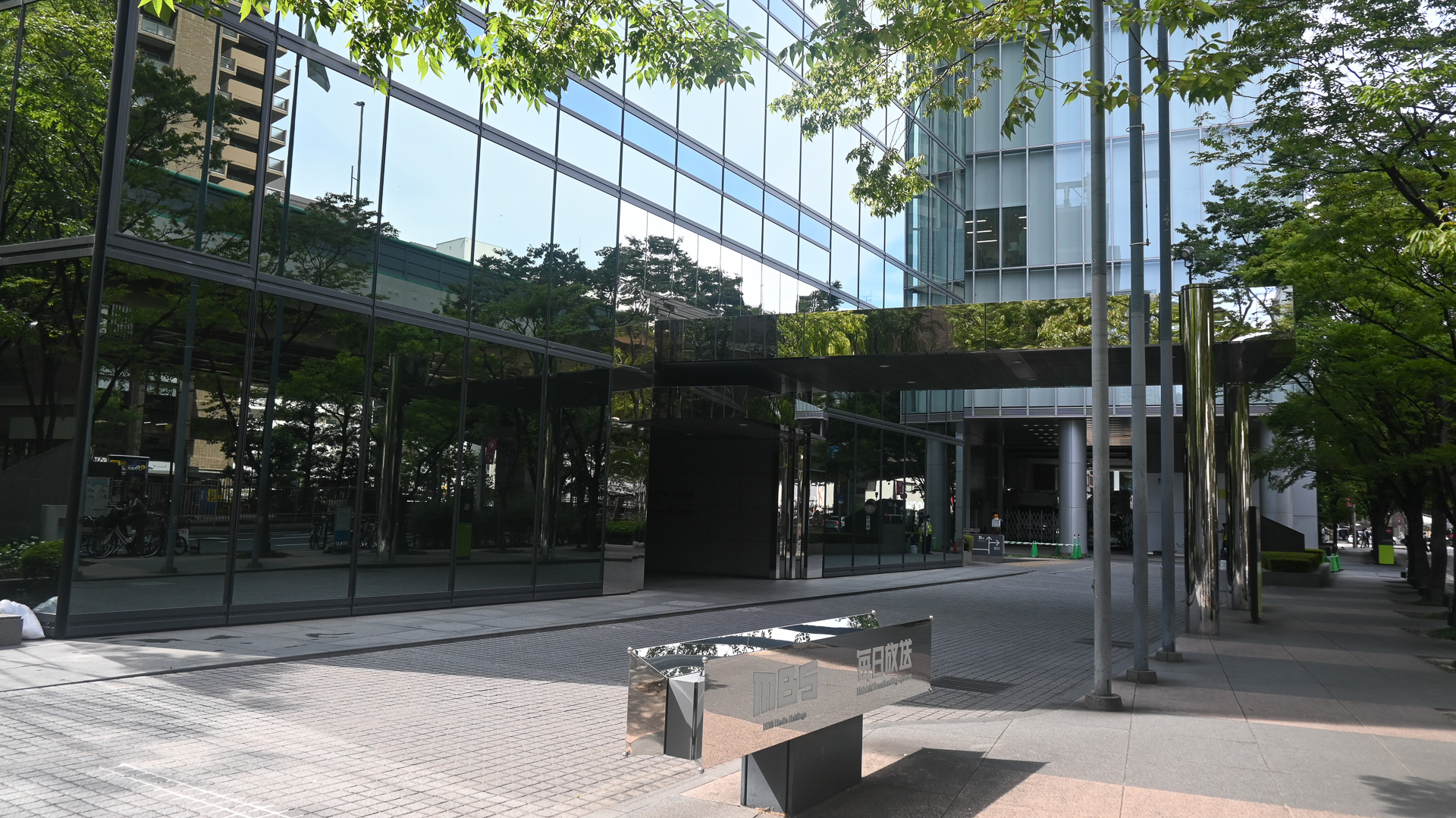 毎日放送本社。出演者の追っかけが多く並ぶ