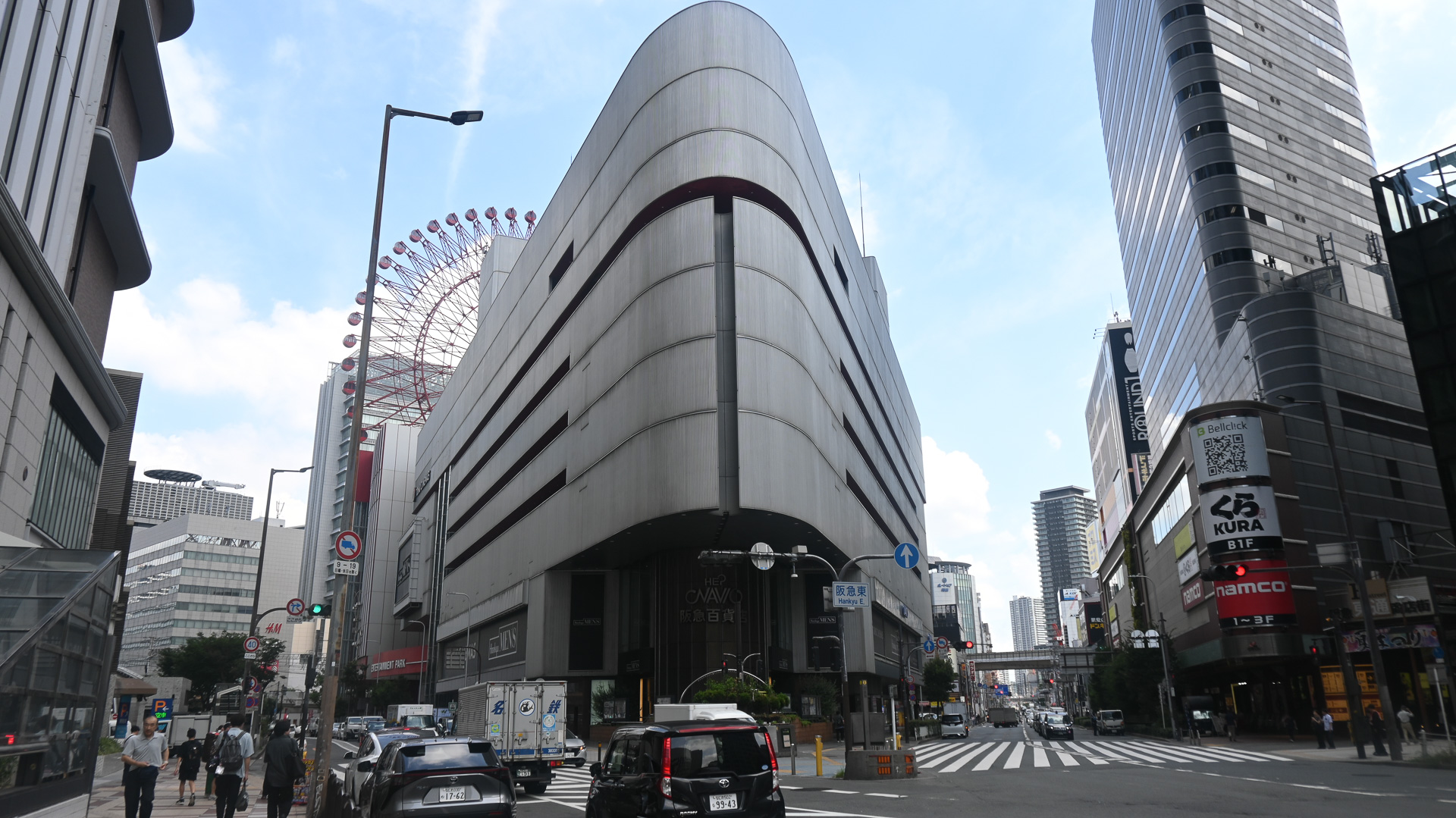 HEP NAVIOとHEP FIVE（旧：阪急ファイブ）。ホール「オレンジルーム」は名前を変えて現存