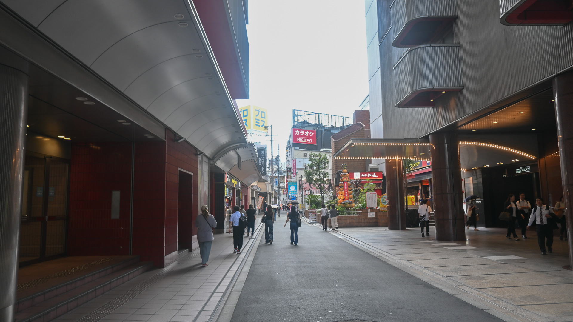 角田町の阪急東通。右がHEP FIVE、左の梅田楽天地ビルにはディスコがあった