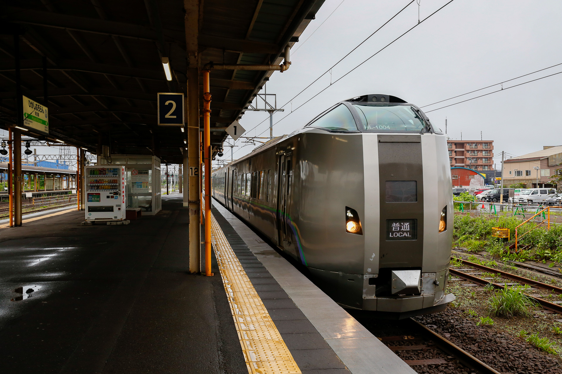 東室蘭駅に到着する、室蘭行きの特急「すずらん」。ここから先は各駅停車になり、前面の表示も「普通」に変わっている