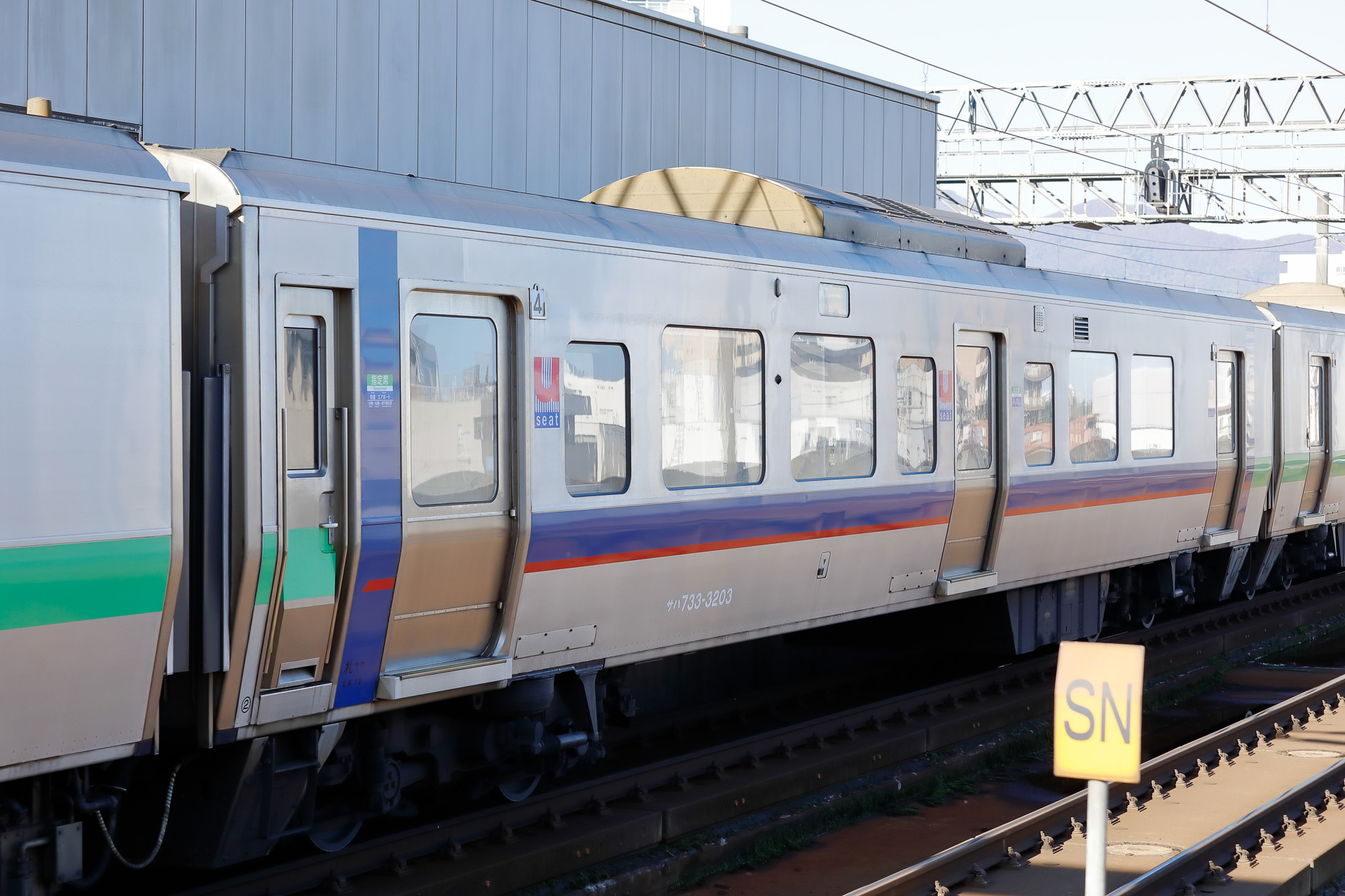 733系3000番代のuシート車。このハコだけ側面の帯色が異なるので、容易に識別できる