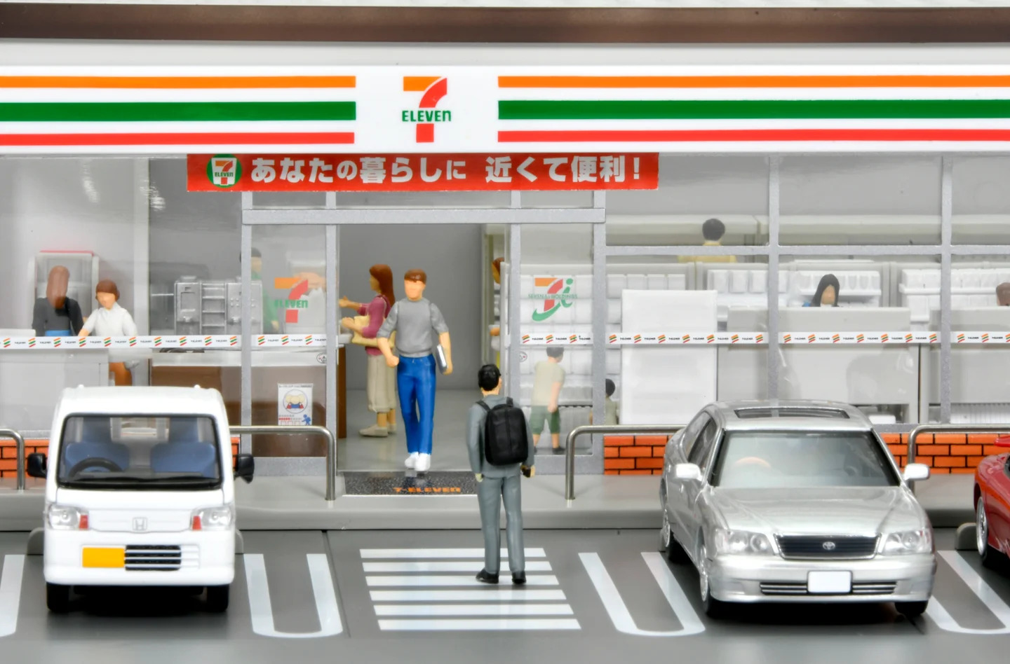 別売りのミニカーやフィギュアと合わせてよりリアルに