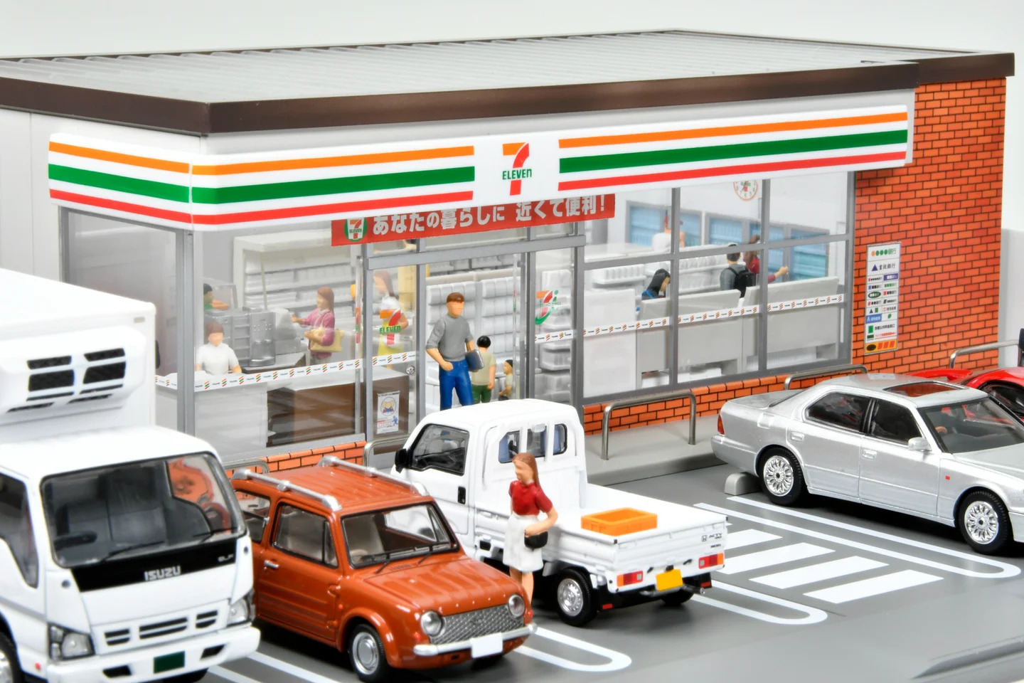 別売りの「トミカリミテッド ヴィンテージ」「トミカラマ　ヴィンテージ」「ジオコレ64＃カースナップ」との組み合わせ例