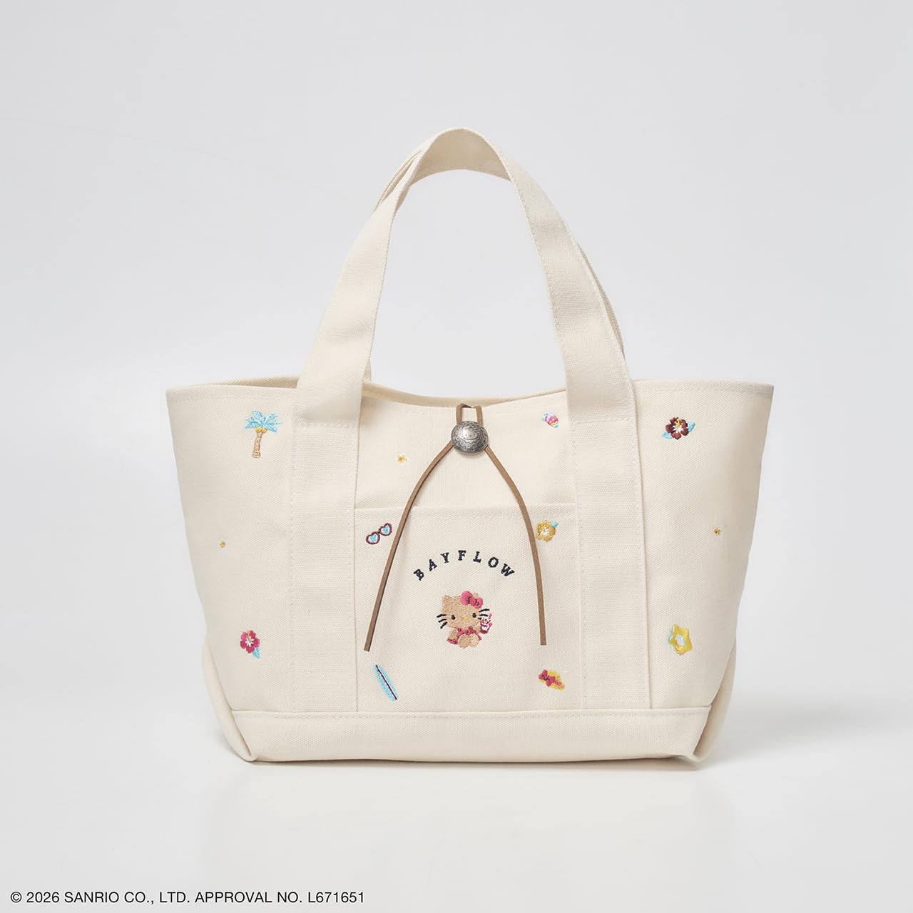 フロントポケットに日焼けキティと夏モチーフを刺繍。お出かけ必需品をしっかり携帯できるサイズ感