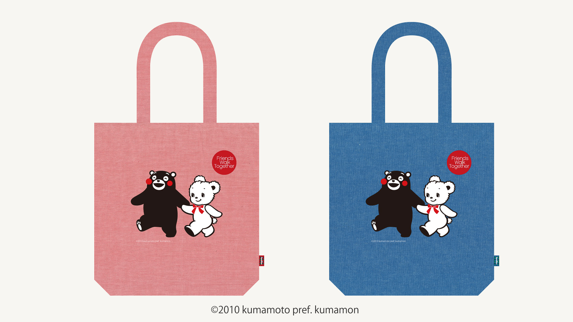 トートにファミリアのクマとくまモンが手をつないで歩いている様子を描く