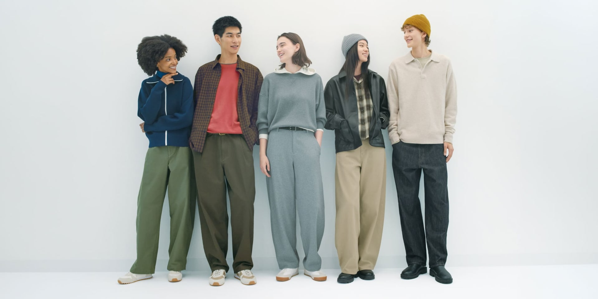 ユニクロの秋冬ボトムスコレクション。旬のバレルパンツ、休日レジャーでラクに履けるイージーパンツ、仕事着に使えるスマートパンツにキュロットまで、全52本