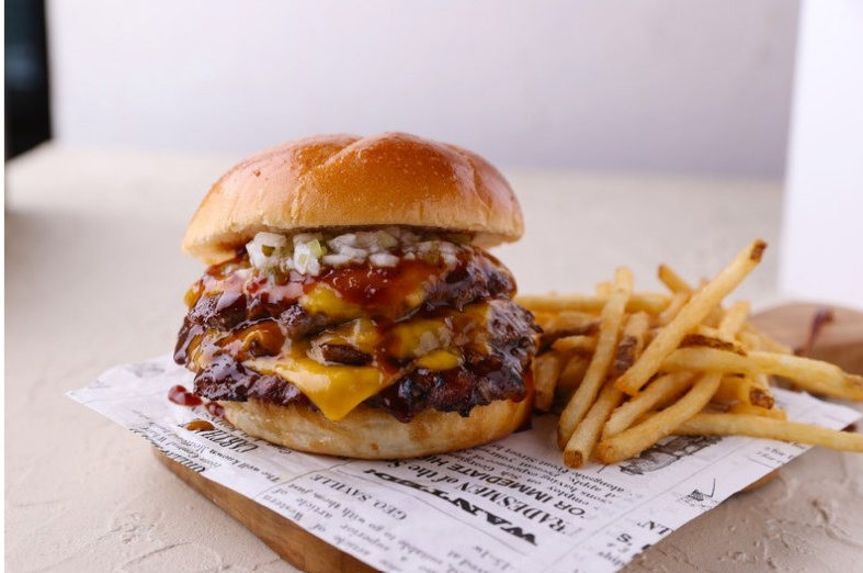 ハワイ発のハンバーガーレストラン「クア・アイナ」が手掛ける新業態。香ばしくジューシーな“スマッシュバーガー”が味わえる
