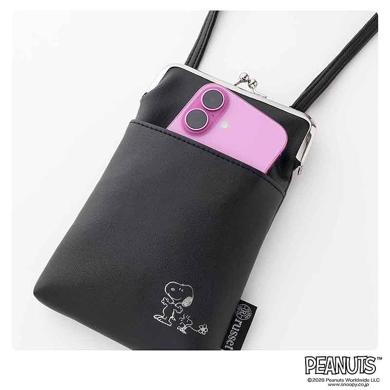 銀箔押しスヌーピーとピンク系の内装が高見え！　パッと開いて便利な「がま口スマホショルダー」。サイズは約13×20cm