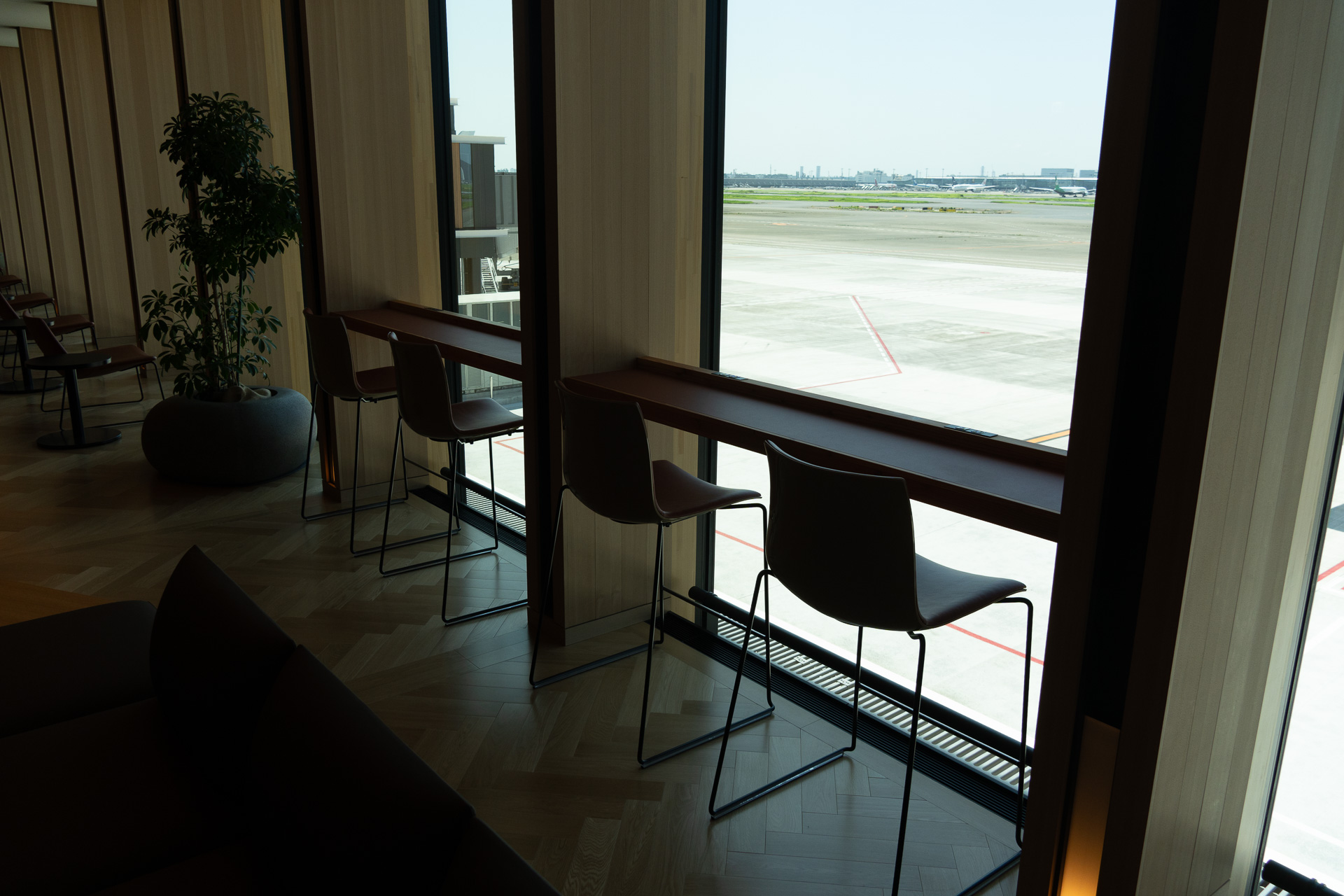 駐機している飛行機を正面から眺められる席もある