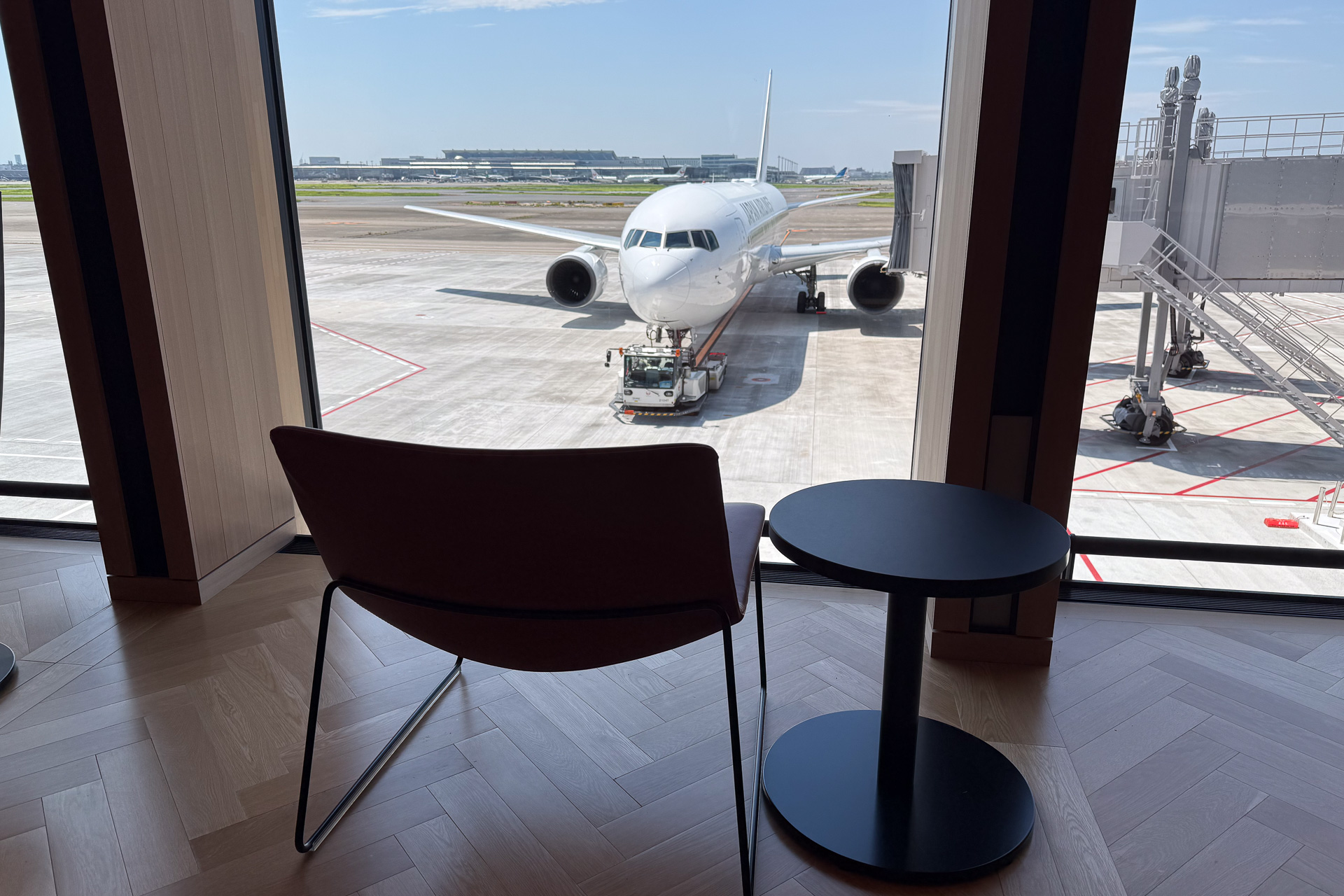 駐機している飛行機を正面から眺められる席もある