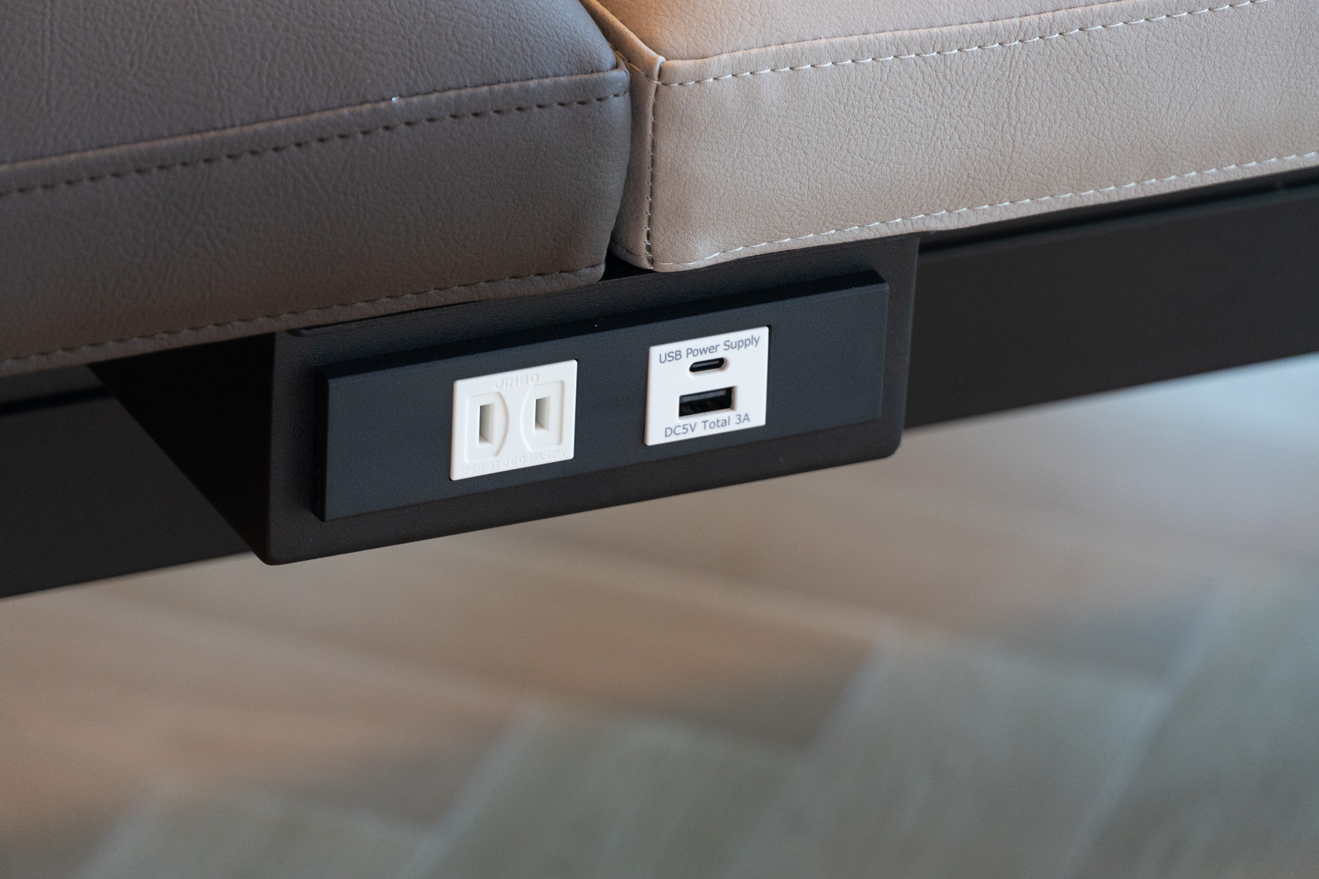 一部を除き、ほとんどの席にはコンセントとUSB充電ポート（Type-A/C）を設けていた