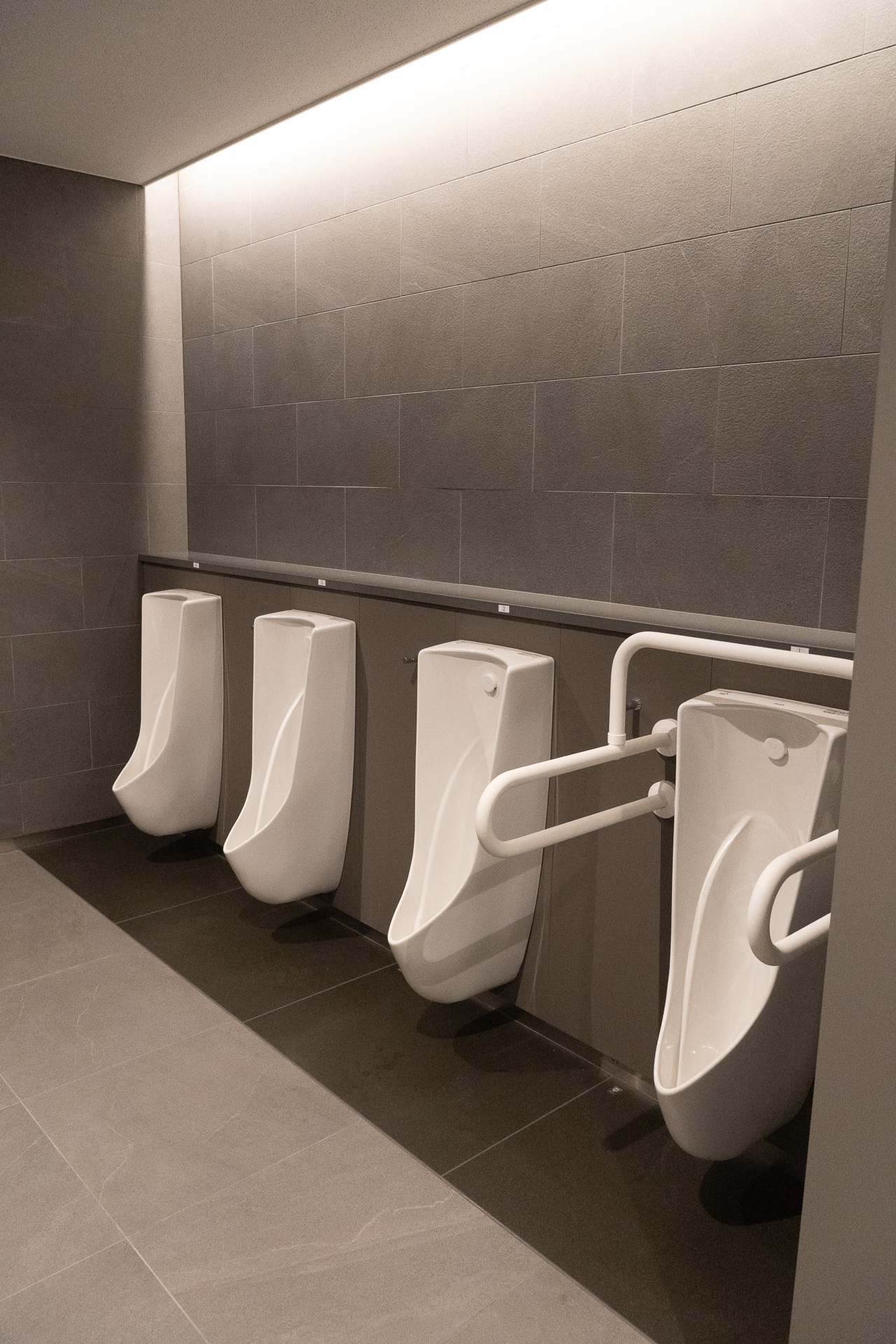 男子トイレの小便器と個室