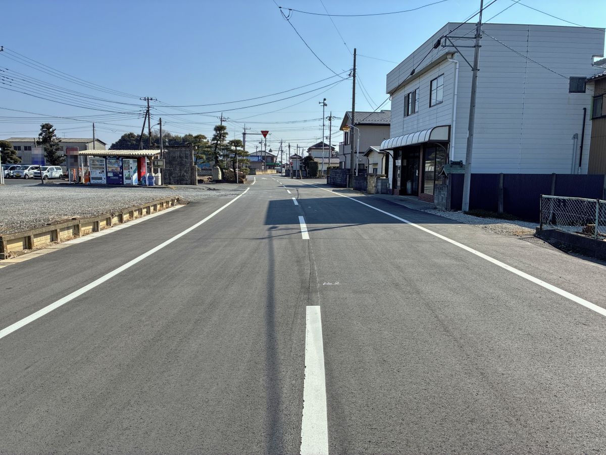 中央線や車両通行帯が設けられている一般道路
