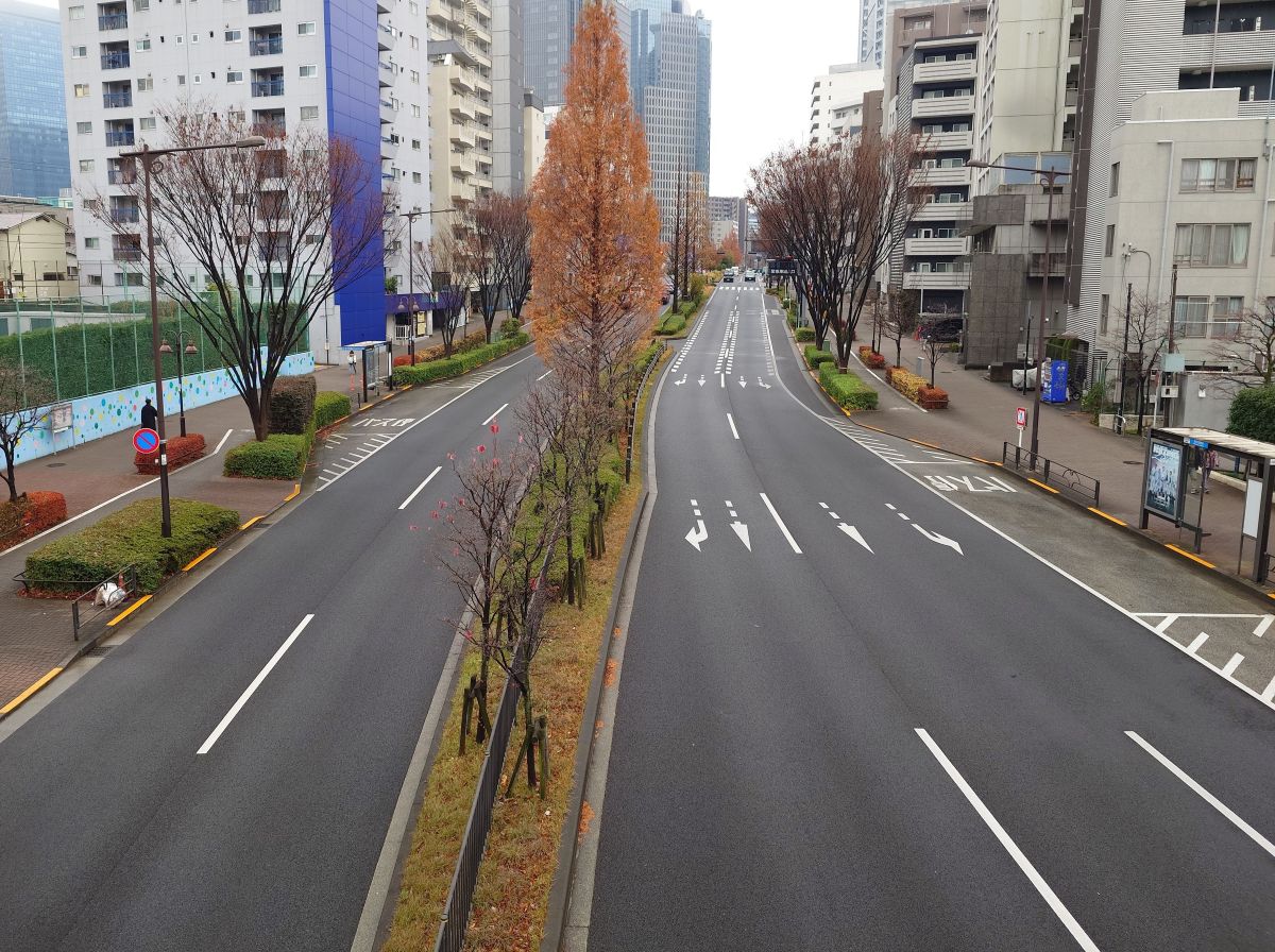 中央分離帯等が設けられ、自動車の通行が往復の方向別に分離されている一般道路