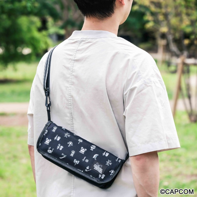 どこにでも持ち運べるモンハンの折りたたみイス。座面は武器アイコンの総柄