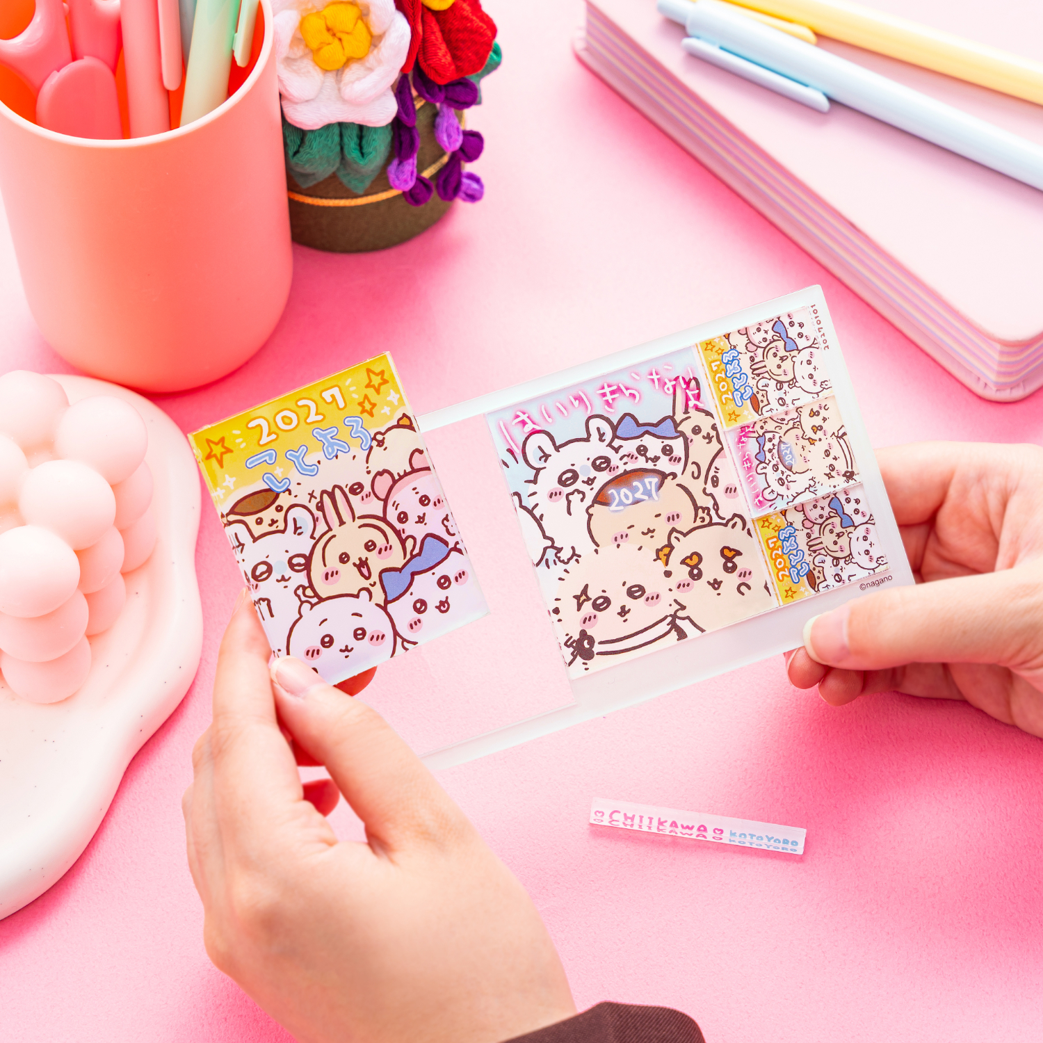 「プリクラ風アクリルステッカー」は、みんなでぎゅっとフレームに収まり、味のあるラクガキがポイント