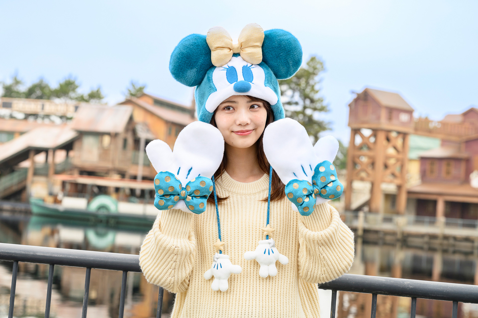ジュビリーブルーや冬らしい柔らかなホワイトをメインにふわふわ素材の身につけアイテムが揃う