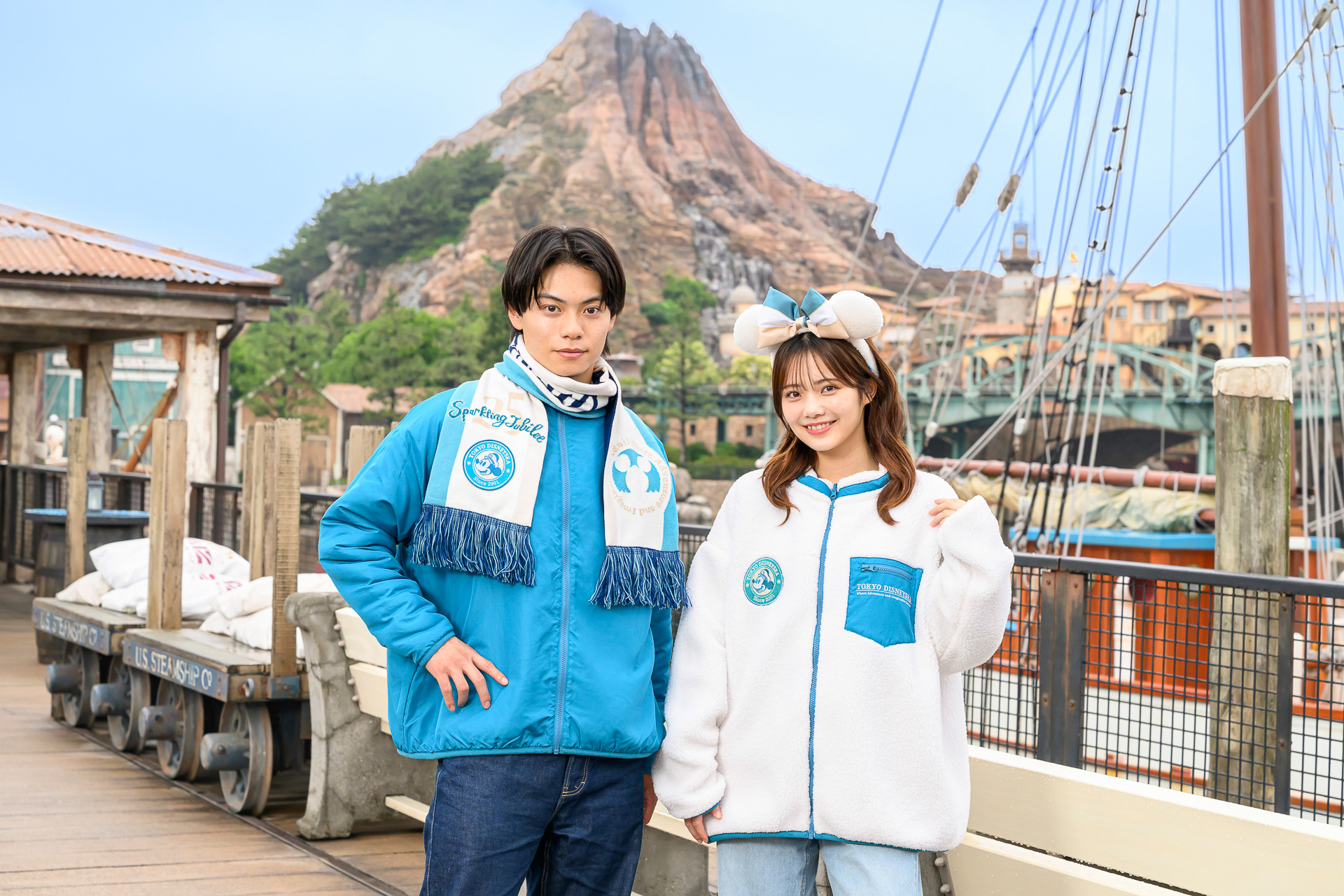ジュビリーブルーや冬らしい柔らかなホワイトをメインにふわふわ素材の身につけアイテムが揃う