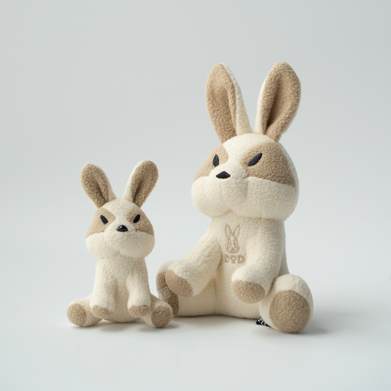 発売後即完した人気ウサギのぬいぐるみ＆キーホルダーに新色アイボリーが登場。こちらもポップアップで店頭販売