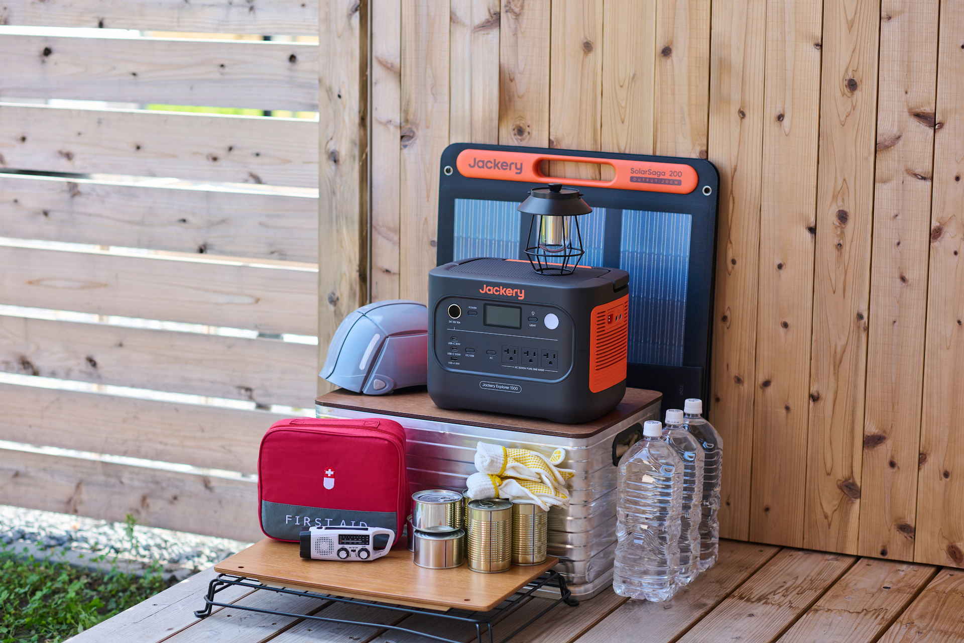 「Jackery ポータブル電源 1500 New」（通常14万9800円→40％オフで8万9880円）。容量1536Wh、定格出力2000Wのバランスモデルで、こちらも新色含む3色展開